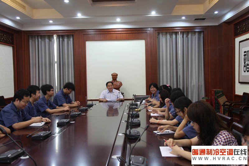 公司董事长郭党生与新员工亲切座谈