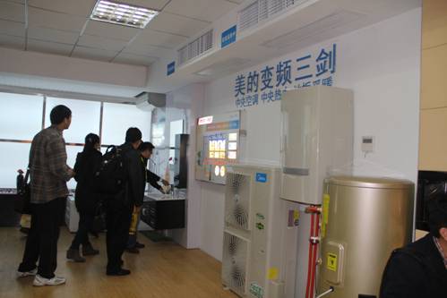 2012制冷展上 美的变频三剑产品体验处人气超高