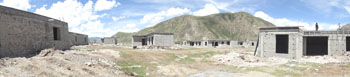 上照为海林太阳能屋顶在建项目——巴塘藏族民居（图片为董事长李海清在屋顶拍摄全景）