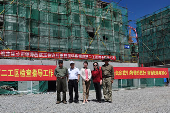 上照为董事长李海清在玉树灾后重建现场指挥部吴平总经理领导(藏族)陪同下参观保障房第二工区现场