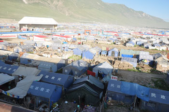 上照为灾区人民目前大多还居住在政府及各地民间组织捐助的帐篷里