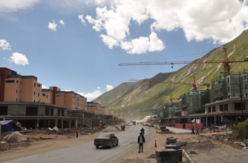 上照为建设中的玉树藏族自治州结古镇新貌