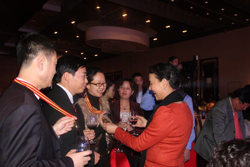 全联房地产商会名誉会长聂梅生祝贺海林摘得两项桂冠并给予鼓励