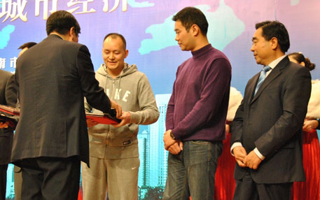 中国冷博会组委会冉军副秘书长正接过荣誉证书和奖牌