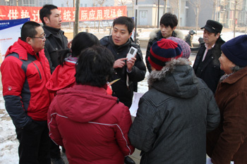 2013年1月26日，海林技术人员向北京大兴康泰园社区居民讲解热计量知识和温控器使用操作