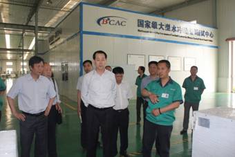 王市长一行参观博纳德生产车间