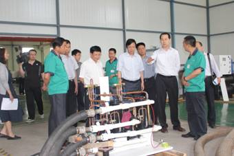 王市长一行参观博纳德实验室