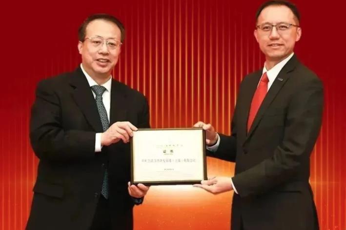  上海市市长龚正为开利上海研发中心颁证 
