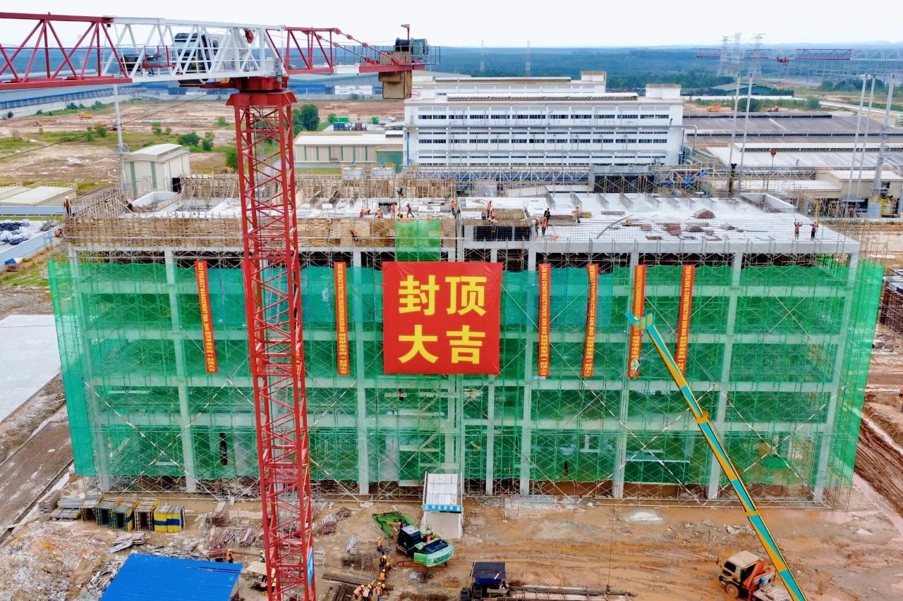  提速冲刺勇争先！中建安装一批重点项目封顶 